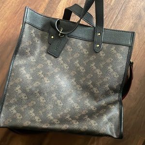 Coach horse and carriage field tote